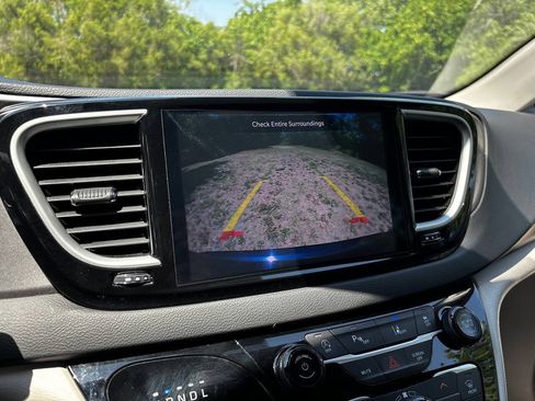 Used 2023 Chrysler Pacifica Touring-L FWD image 25