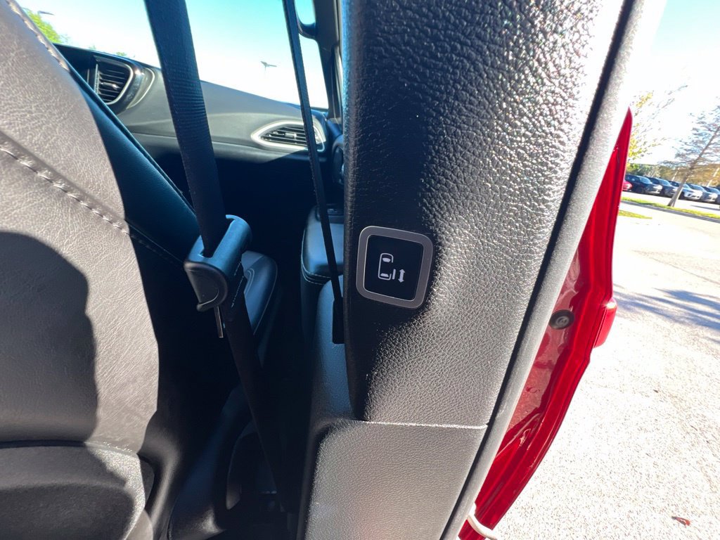 Used 2025 Chrysler Pacifica Select FWD image 18