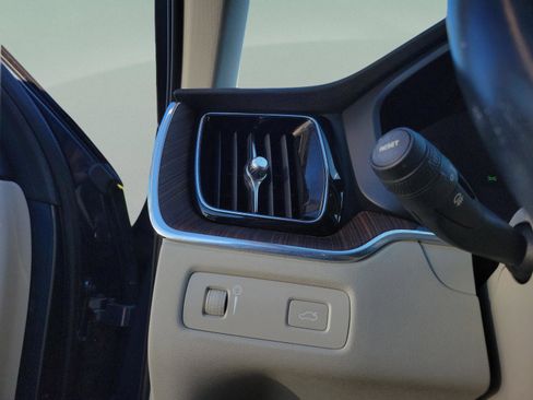 Used 2022 Volvo XC60 B5 Momentum w/ Protection Package Premier image 16