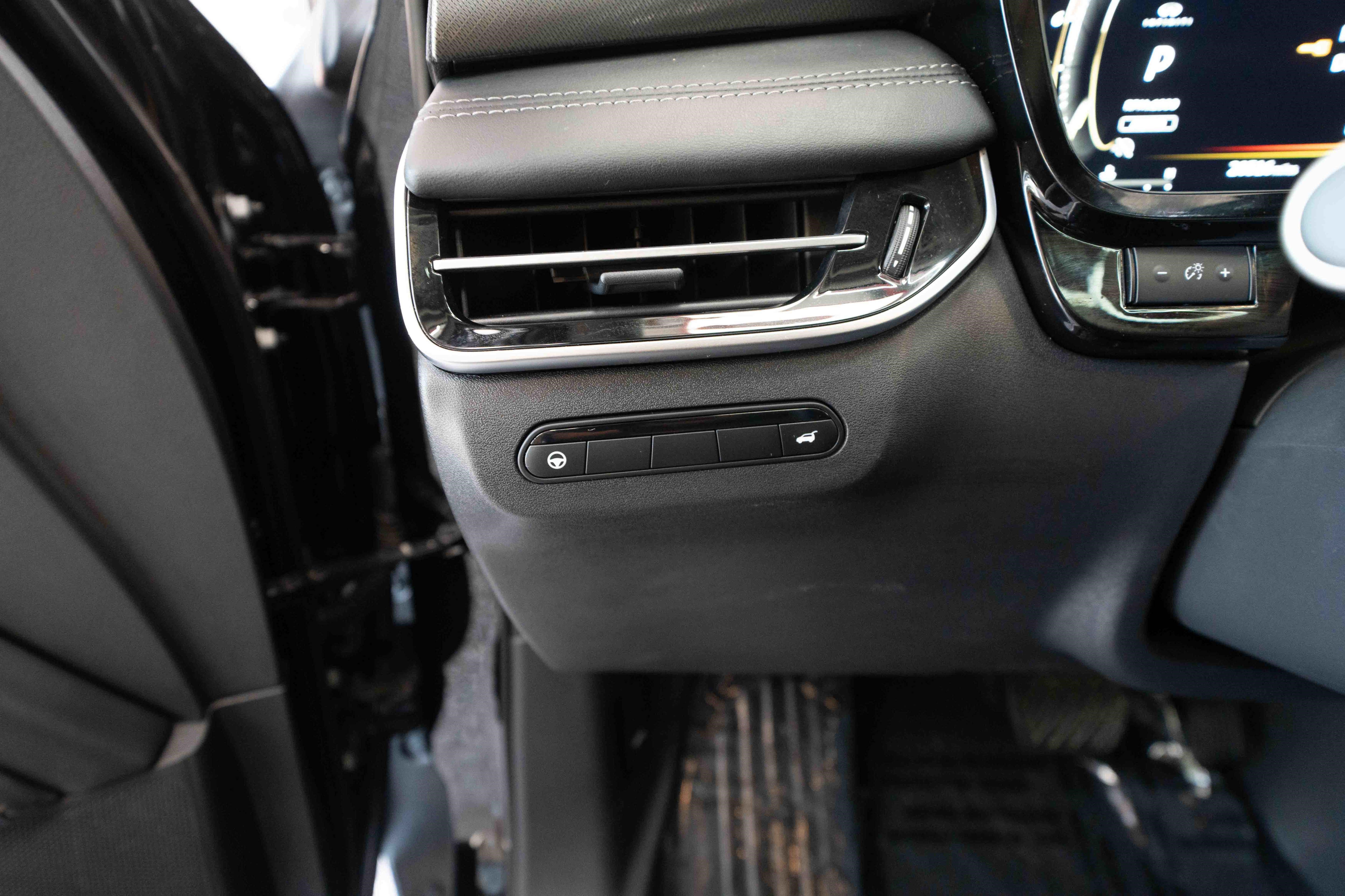 Used 2026 INFINITI QX60 Luxe w/ Cargo Package AWD/4WD image 11