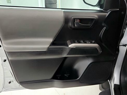 Certified 2022 Toyota Tacoma SR5 AWD/4WD image 22