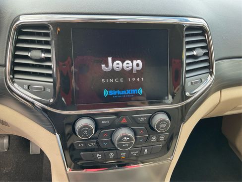 Used 2022 Jeep Grand Cherokee Laredo E AWD/4WD image 14