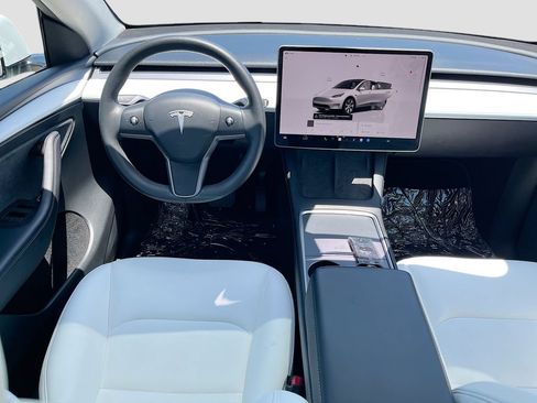 Used 2024 Tesla Model Y Long Range AWD/4WD image 22