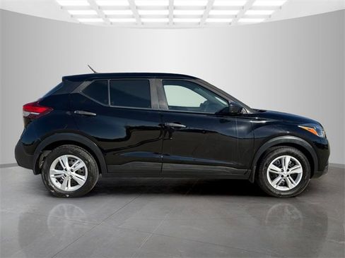 Used 2020 Nissan Kicks S image 10