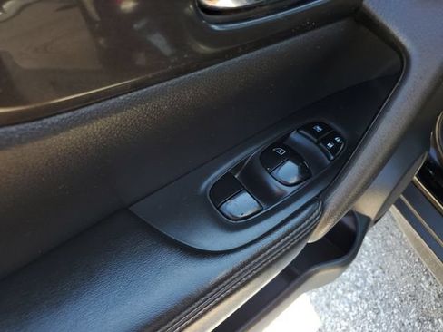 Used 2017 Nissan Rogue S AWD/4WD image 21
