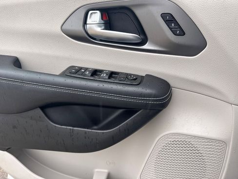Used 2022 Chrysler Pacifica Touring-L image 23