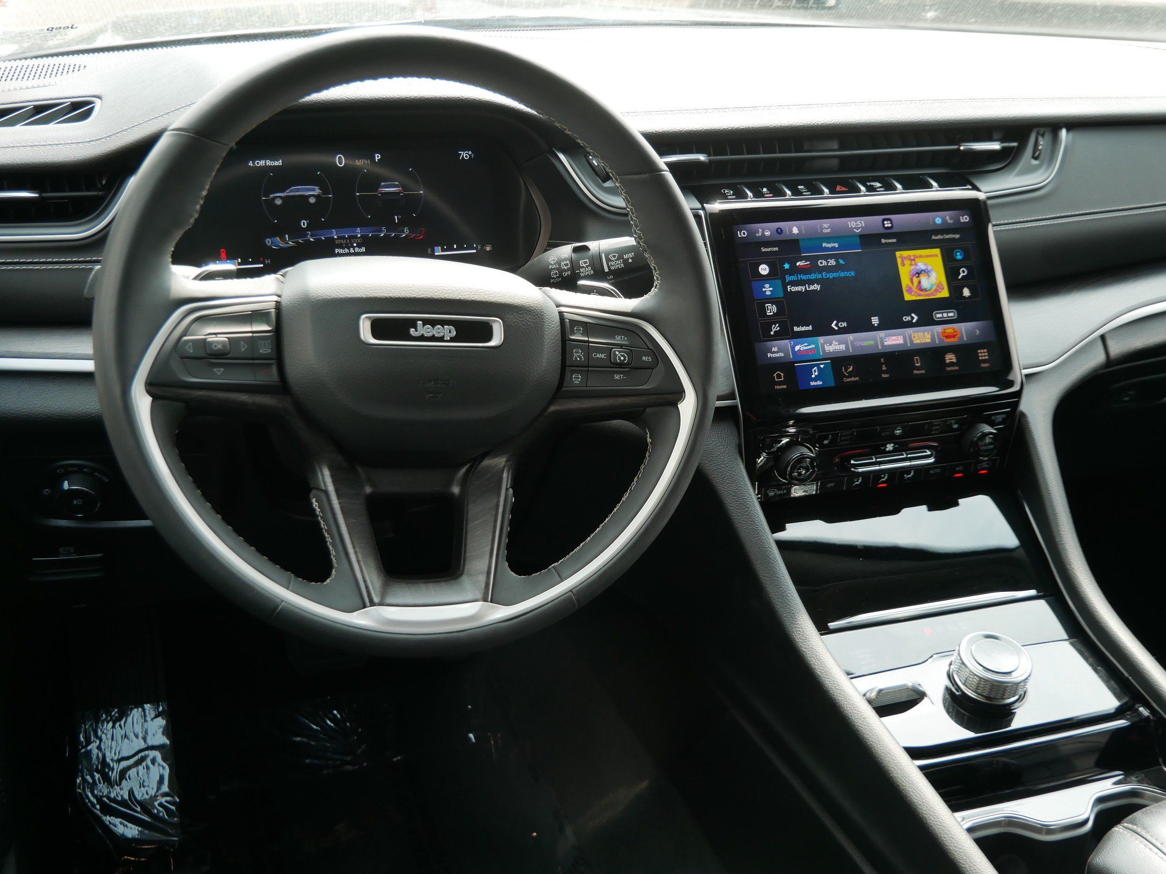 Used 2023 Jeep Grand Cherokee L Limited w/ Black Appearance Package AWD/4WD image 9