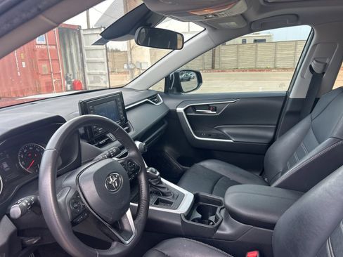 Used 2021 Toyota RAV4 XLE Premium image 10