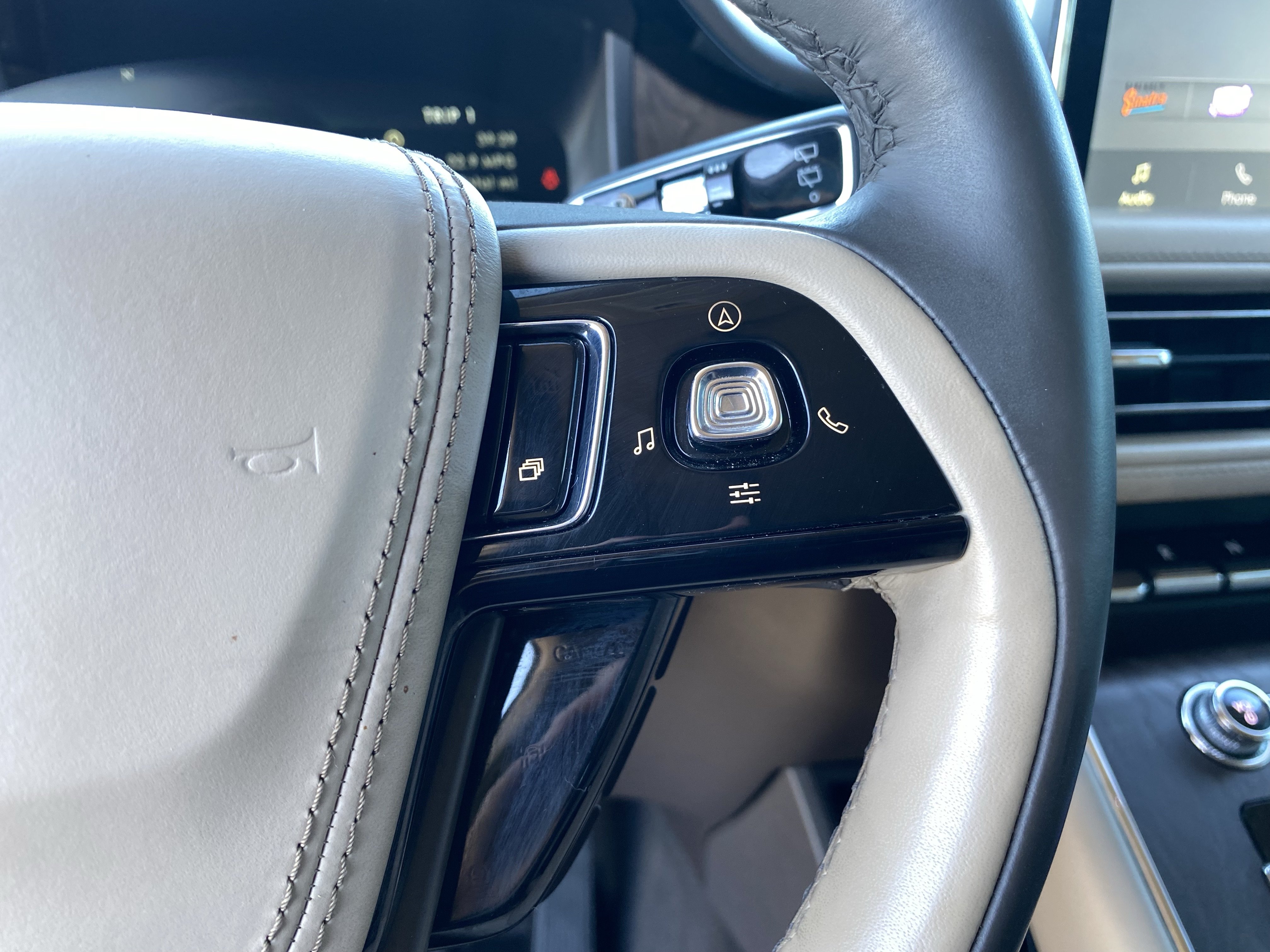 Used 2022 Lincoln Aviator Reserve w/ Equipment Group 201A RWD image 31