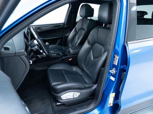 Certified 2021 Porsche Macan image 5