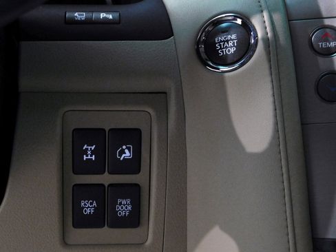 Used 2013 Lexus LX 570 4WD w/ Luxury Pkg w/Pre-crash image 46