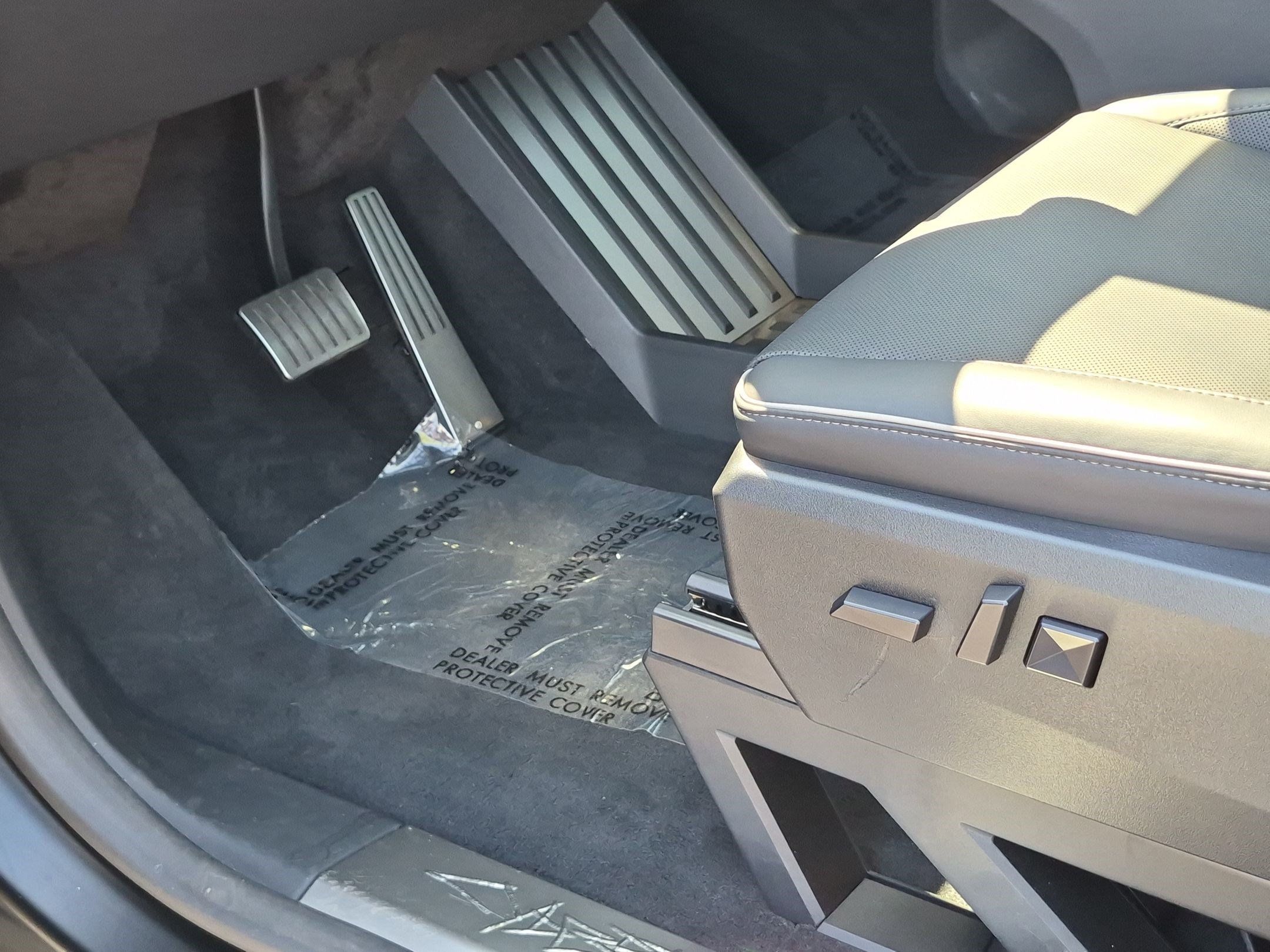 Used 2024 Tesla Cybertruck AWD Crew Cab image 17