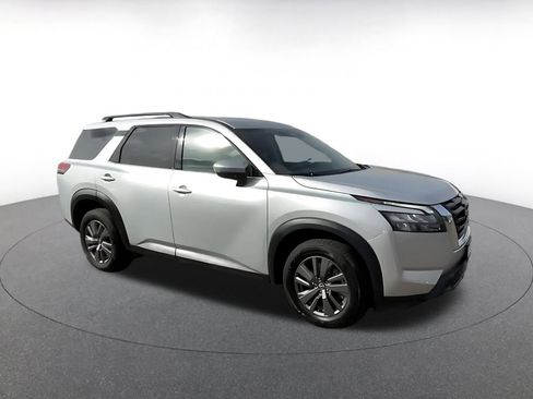 Used 2025 Nissan Pathfinder SV image 2