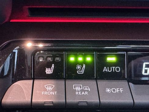 New 2025 Toyota Prius Plug-In Hybrid image 32