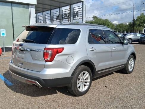 Used 2017 Ford Explorer XLT image 7