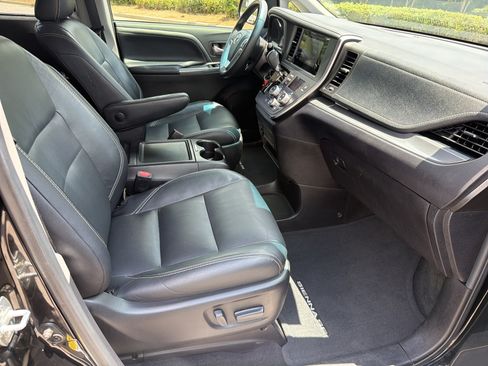 Used 2017 Toyota Sienna SE FWD image 23