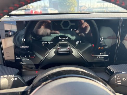 New 2025 Nissan Kicks SR FWD image 18