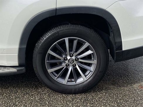 Used 2018 Toyota Highlander XLE image 8