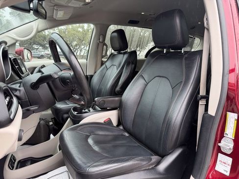 Used 2020 Chrysler Pacifica Touring-L image 7