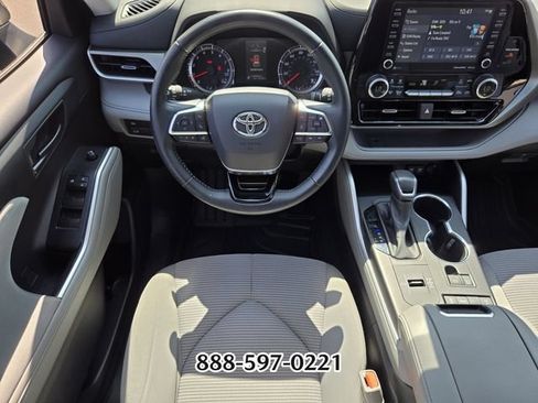 Used 2021 Toyota Highlander LE FWD image 12