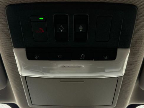 Used 2025 Nissan Rogue Platinum image 40