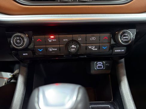 Used 2025 Jeep Compass Limited image 33