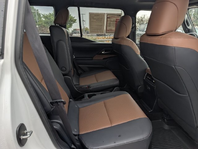 Used 2025 Lexus GX 550 w/ Accessory Package (2T) AWD/4WD image 32