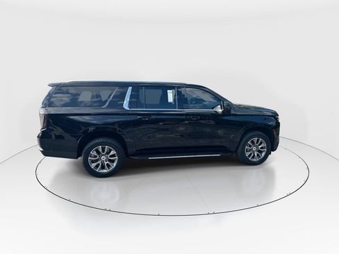 Used 2025 Chevrolet Suburban LT w/ Comfort Package RWD image 9