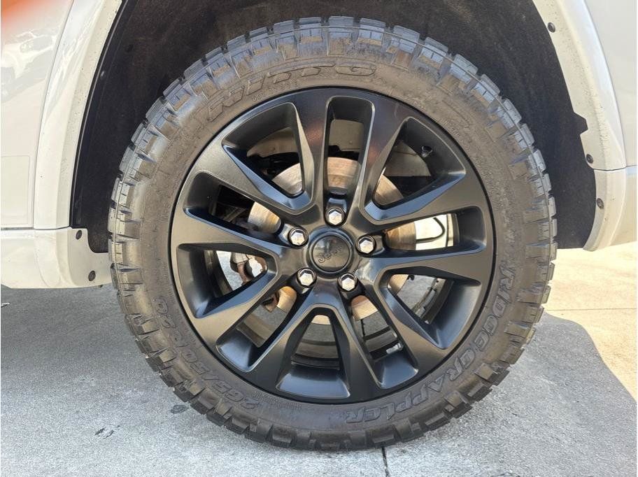 Used 2017 Jeep Grand Cherokee Altitude RWD image 13