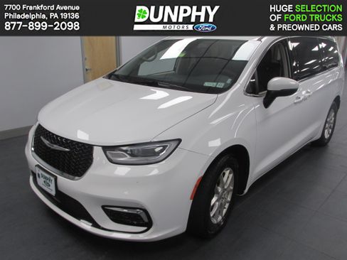 Used 2023 Chrysler Pacifica Touring-L FWD image 1