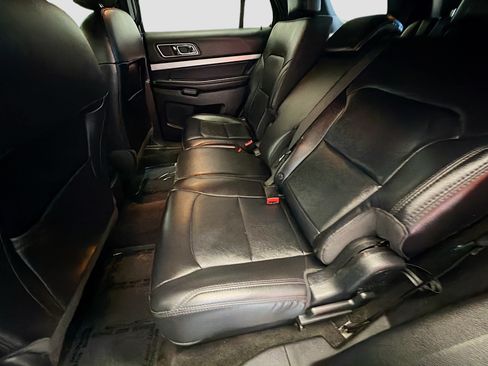 Used 2017 Ford Explorer XLT w/ Equipment Group 202A FWD image 13