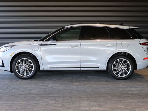 Used 2025 Lincoln Corsair Grand Touring image 8