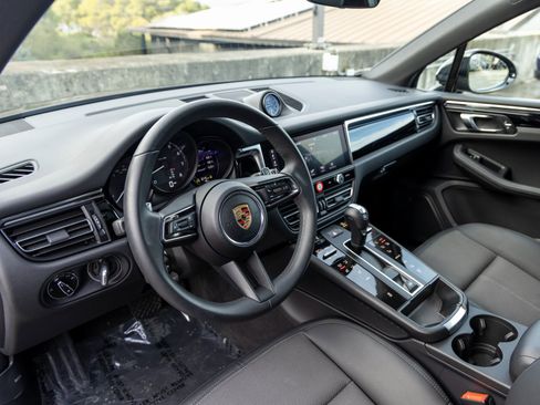 Certified 2025 Porsche Macan image 4