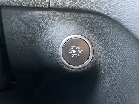 Used 2025 Volvo XC40 B5 Plus image 47