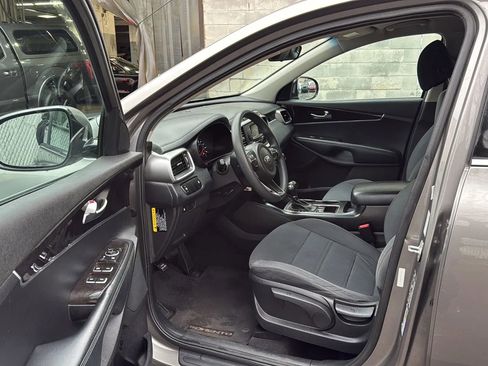 Used 2017 Kia Sorento LX image 23