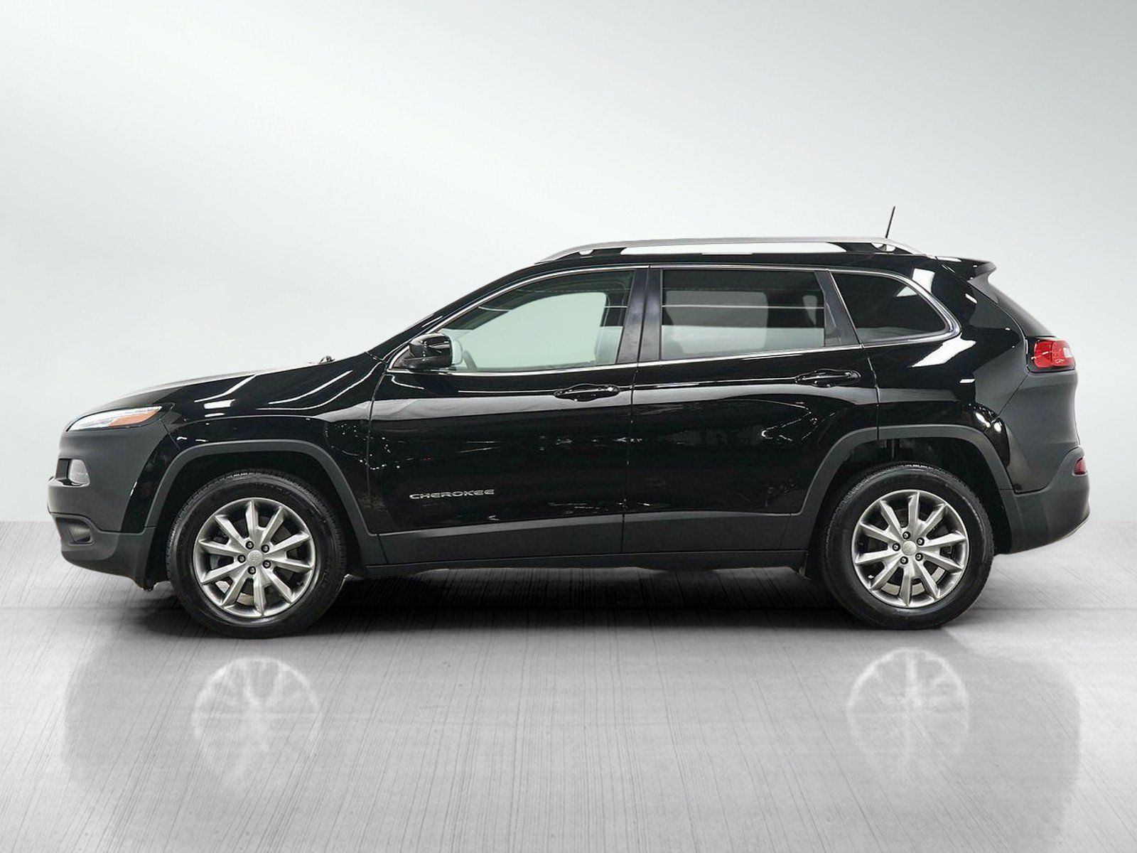 Used 2018 Jeep Cherokee Limited AWD/4WD image 2