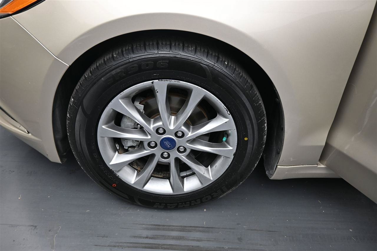 Used 2017 Ford Fusion SE w/ Fusion SE Technology Package FWD image 18