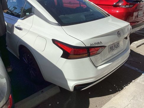 Used 2025 Nissan Altima 2.5 SV FWD image 9