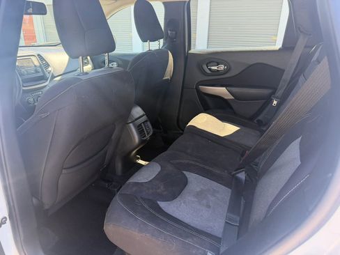 Used 2018 Jeep Cherokee Latitude w/ Altitude Package FWD image 9