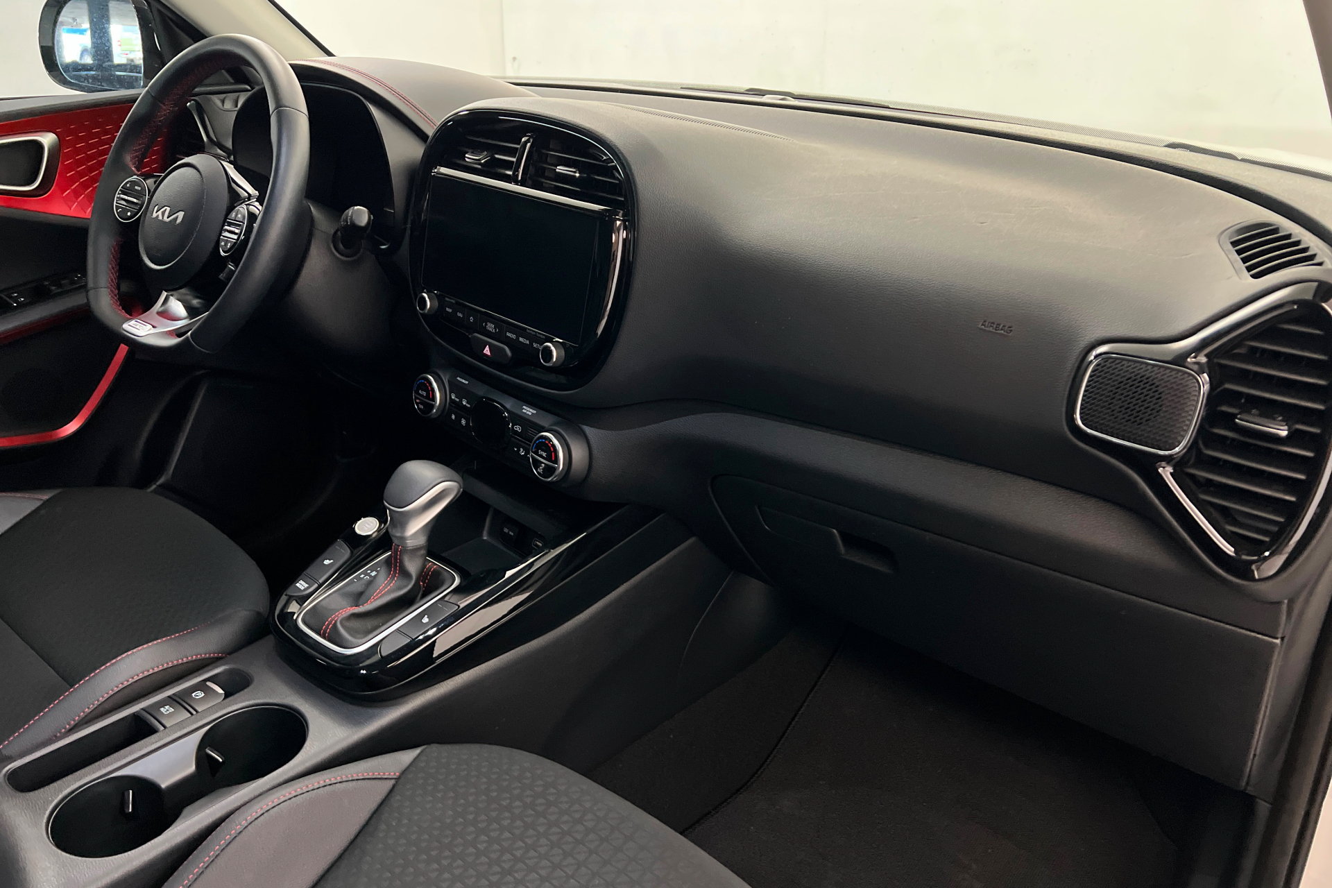 Used 2025 Kia Soul GT-Line w/ GT-Line Technology Package FWD image 25