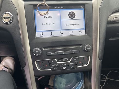 Used 2018 Ford Fusion SE FWD image 2