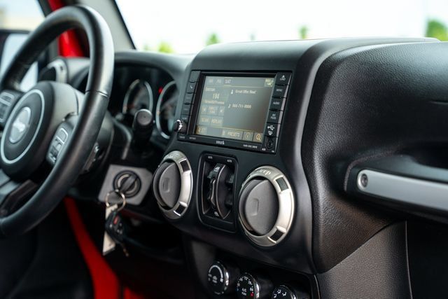 Used 2017 Jeep Wrangler Unlimited Rubicon w/ Connectivity Group AWD/4WD image 27