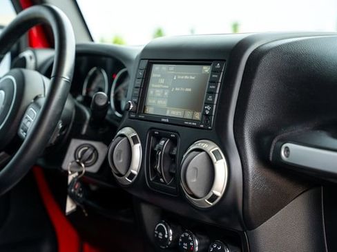 Used 2017 Jeep Wrangler Unlimited Rubicon w/ Connectivity Group AWD/4WD image 27