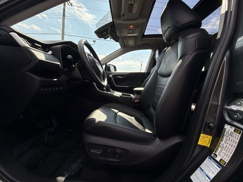 Used 2021 Toyota RAV4 Limited image 13