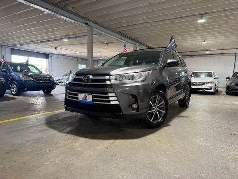 Used 2018 Toyota Highlander XLE AWD/4WD image 1