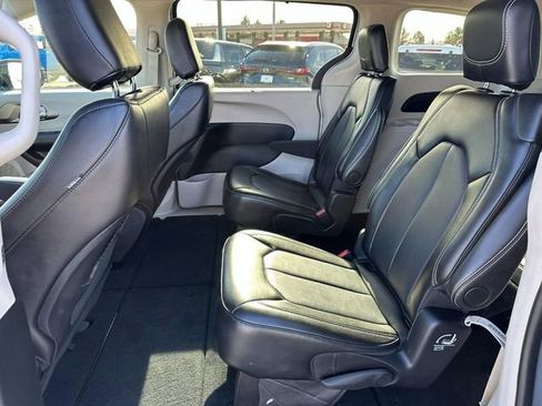 Used 2024 Chrysler Pacifica Touring-L image 13