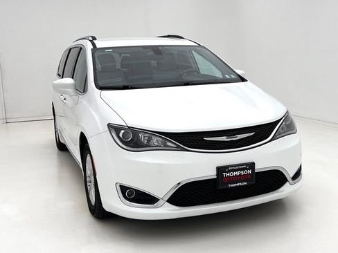 Used 2018 Chrysler Pacifica Touring-L w/ Premium Audio Group FWD image 3