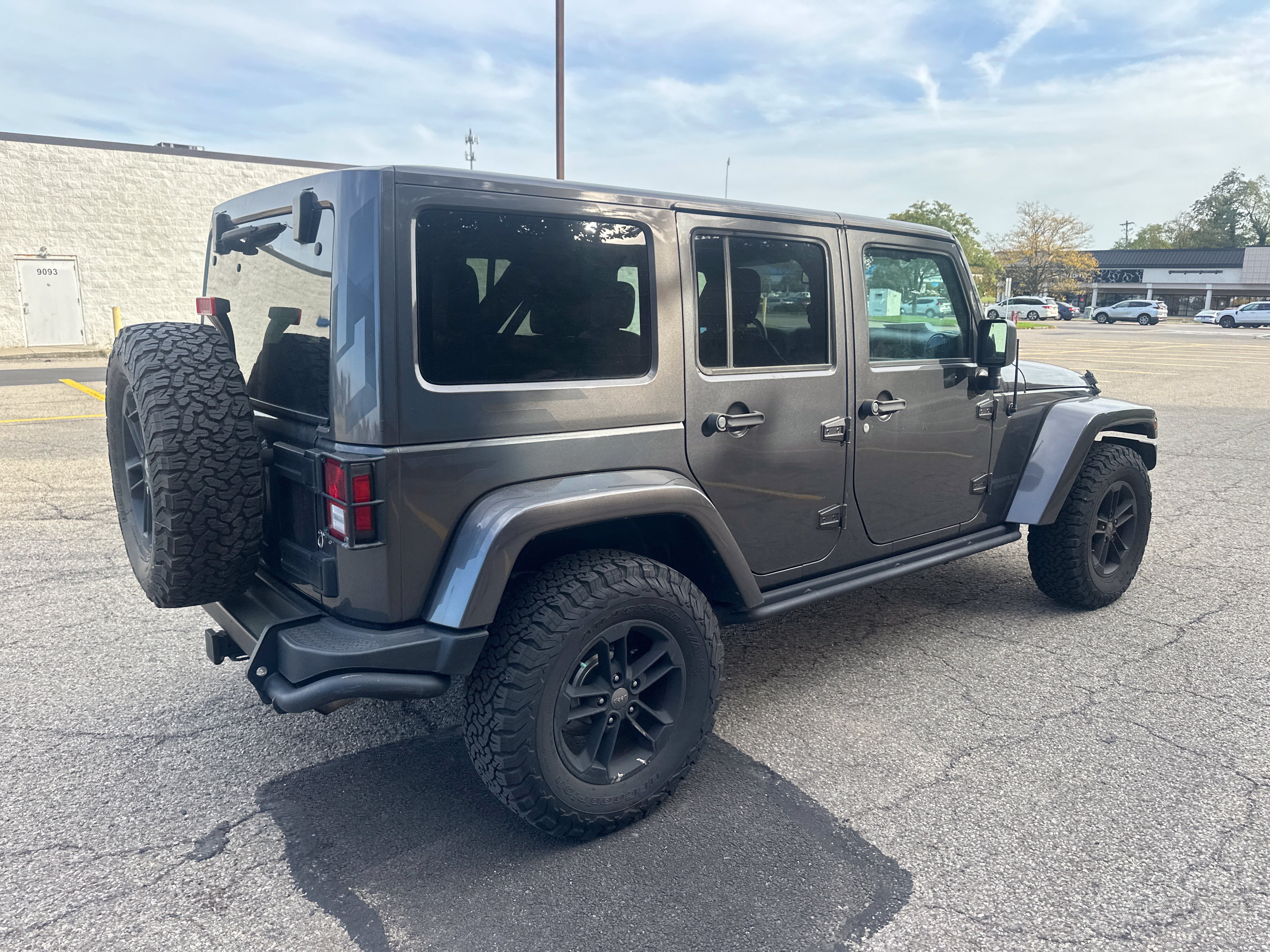 Used 2017 Jeep Wrangler Unlimited Sahara AWD/4WD image 18