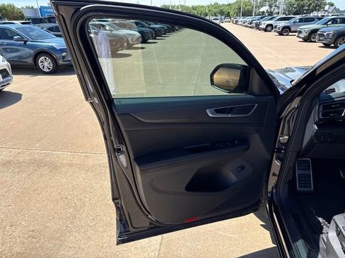 Used 2024 Volkswagen Atlas Cross Sport SEL R-Line AWD/4WD image 9