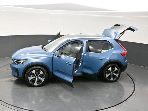 Used 2025 Volvo XC40 B5 Plus image 35